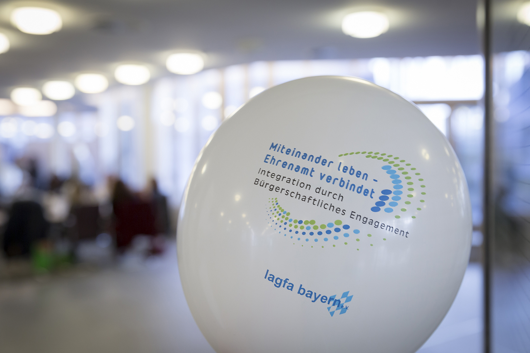 ALT - Weißer Luftballon mit blauer Aufschrift Miteinander leben - Ehrenamt verbindet