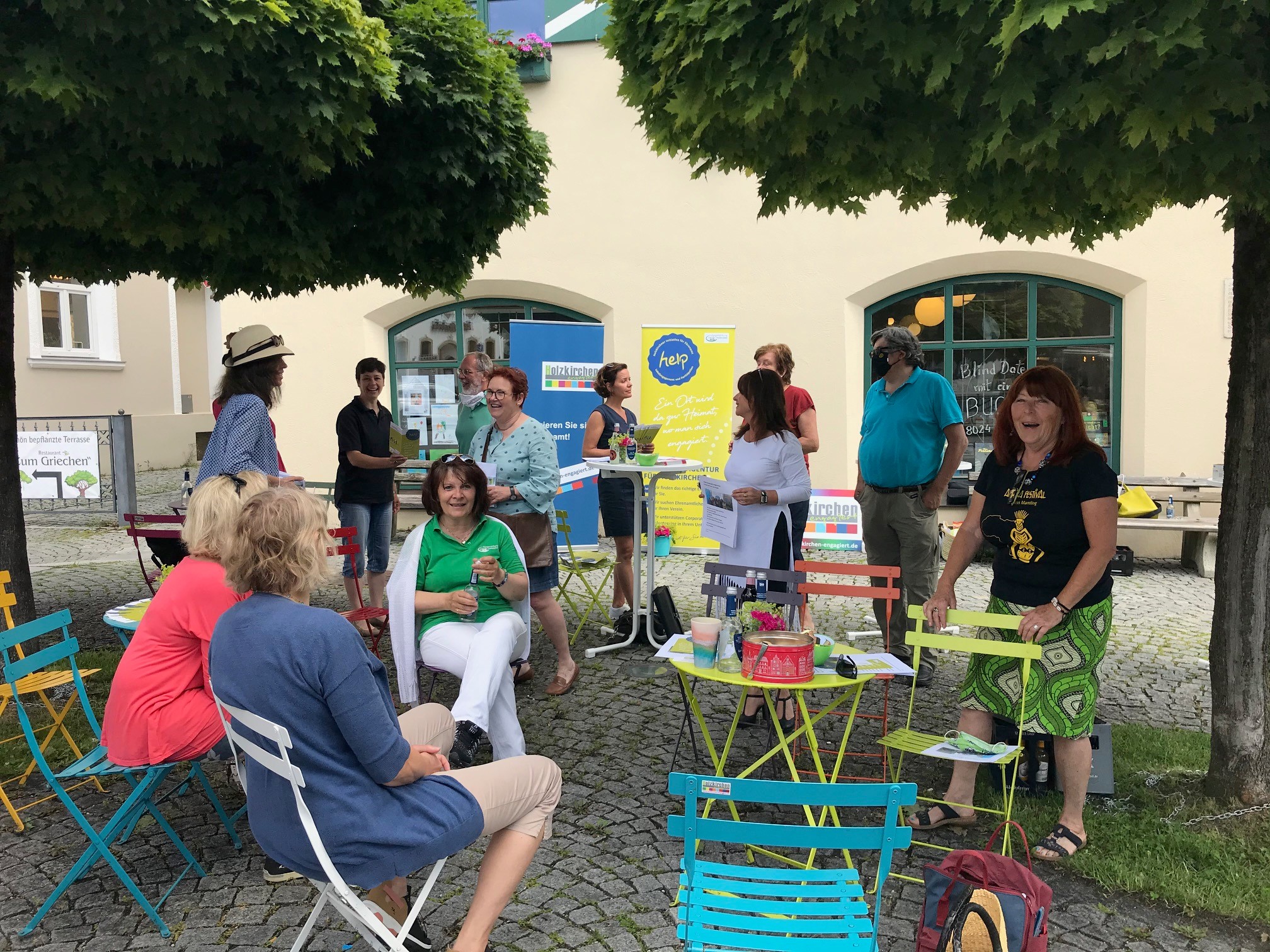 Freiwillige und soziale Organisationen treffen sich auf dem Holzkirchener Marktplatz