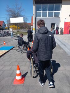 Selbsterfahrungsparcour mit Rollstühlen