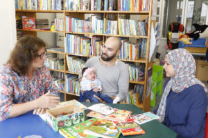 Eine Mitarbeiterin im Südstadtforum Service und Soziales, berät eine Familie zusammen mit einer ehrenamtlichen Peerberaterin des ZAB. (Foto: Tanja Elm)