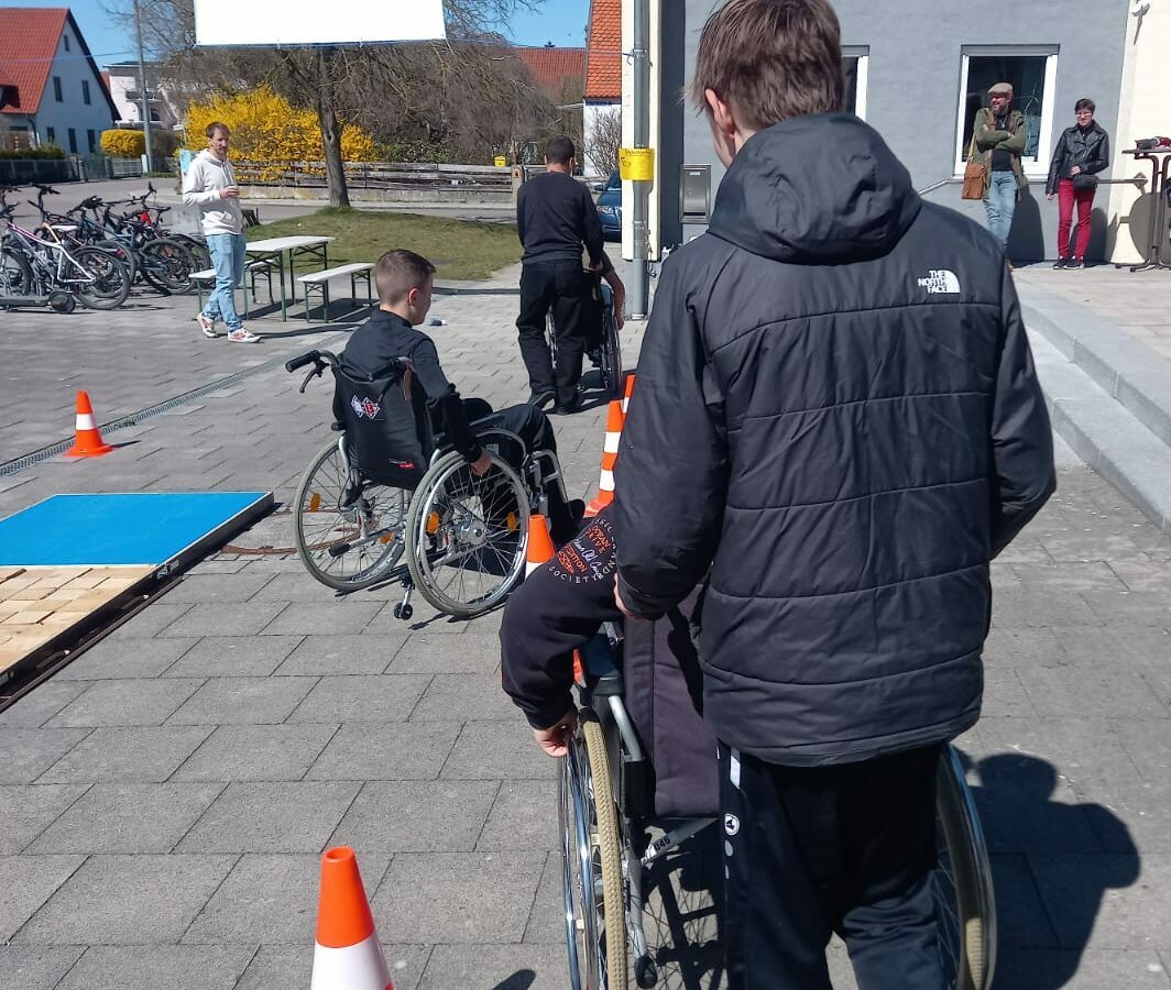 Selbsterfahrungsparcour Rollstühle