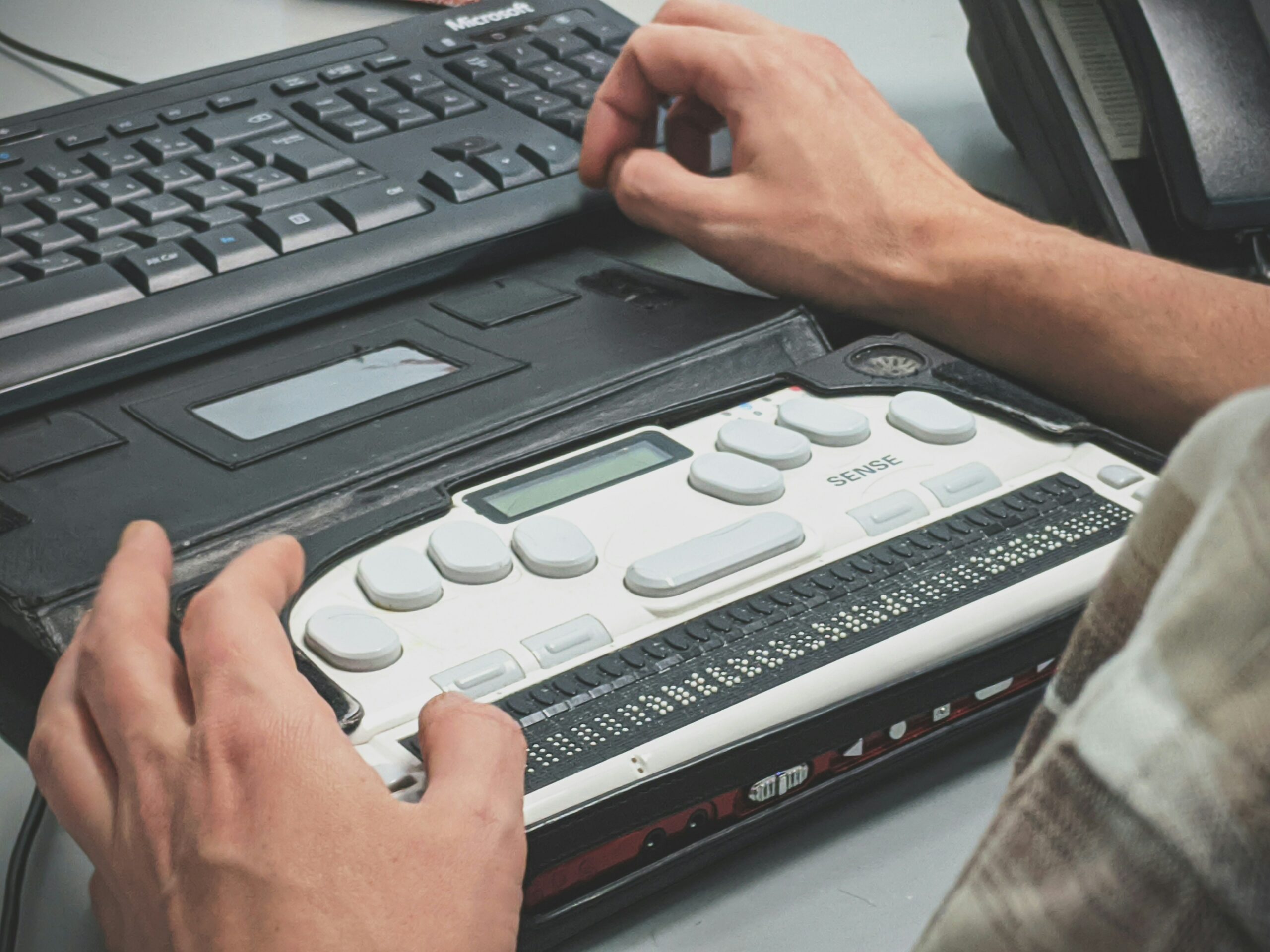 Ausgabegerät Brailleschrift an einer Tastatur