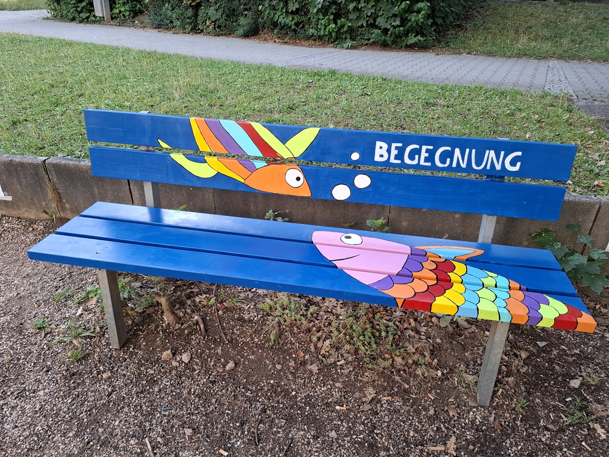 Bunt bemalte Plauderbank